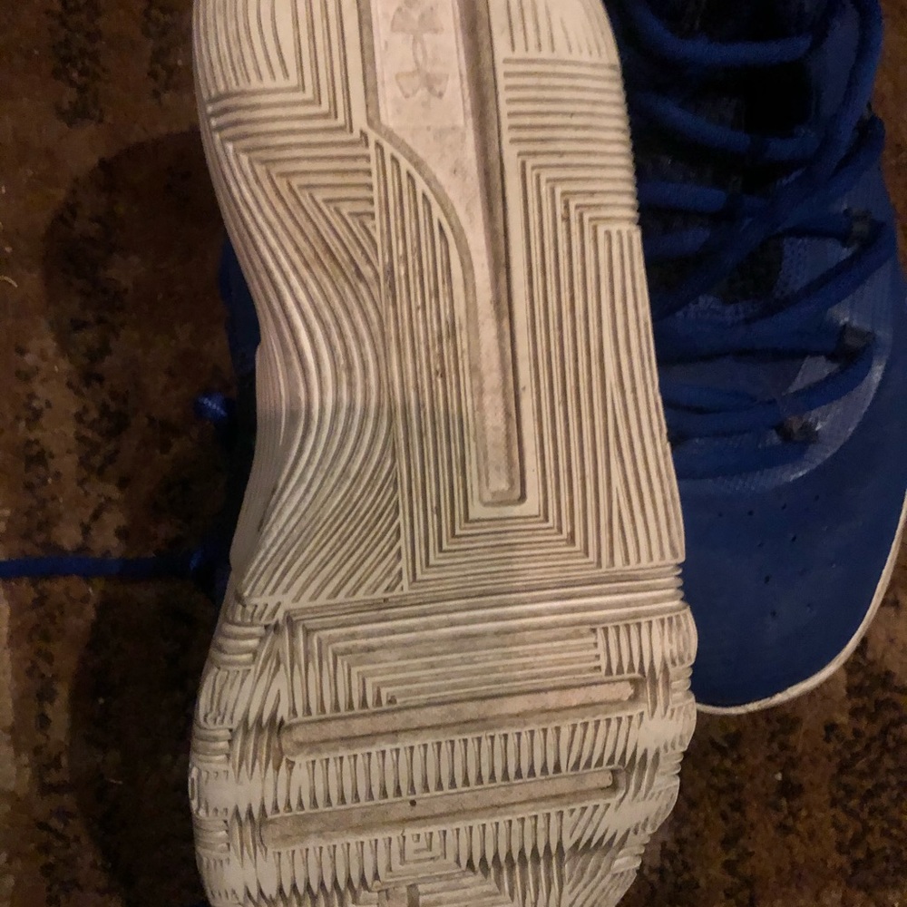 Basketball shoes - Picture 2 of 3